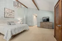Shuttle to Village/lifts5 miles to base! Cozy Chalet!