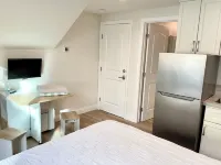 New studio 100 feet from the sand! Full kitchen, mellow vibe, eco-friendly