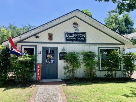 "Nauti-Jayne" coastal cottage in Historic Old Town Bluffton