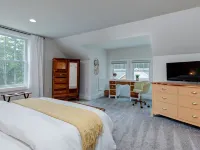 Spacious Mountain Retreat! Hot Tub, Game Room, Near Asheville Hotels in Fairview