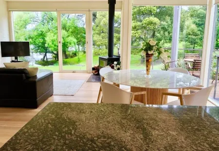 Lake Daylesford Villa 2~ Lake Frontage Large Villa Отели рядом с достопримечательностью «Конвент Дейлсфорд»