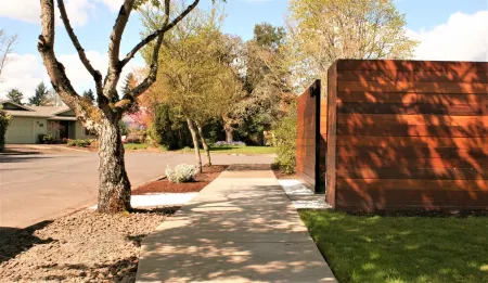 Relax & Enjoy Private Studio w/Courtyard Отели в г. Юджин