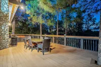 Custom 6 Bedroom 4 full bathrooms Cabin with Amazing hillside Views, fenced lot.