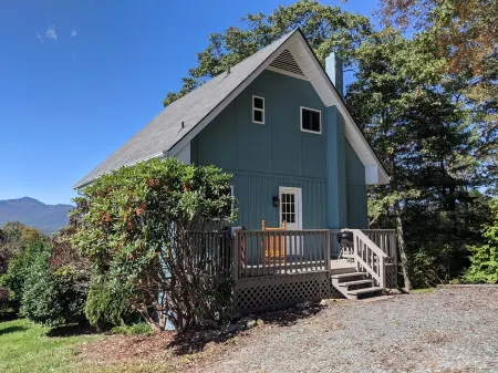 Big Views, Hot Tub, Dog Friendly, 5min to BR Отели рядом с достопримечательностью «Мозес Кон Манор»