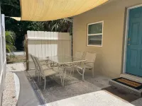 NOKOMIS BEACH BUNGALOW 229 15 mins walk to the beach Caspersen Beach附近的飯店