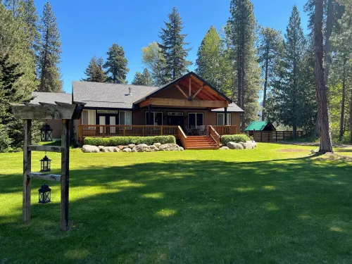 Cozy 2+ bedroom riverfront house in tranquil Cle Elum. Your home away from home.