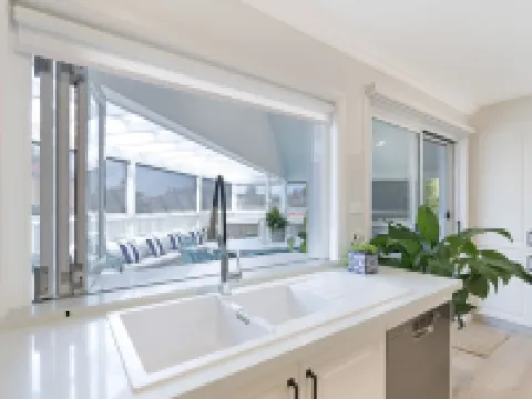 Entire Coastal Residential Family Home. Sleeps 12 - Lake & Beachside Property. シェルハーバーのホテル