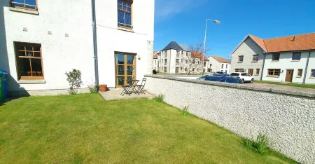 2 bedroom garden apartment, Crail, Roseford Apartment with private parking