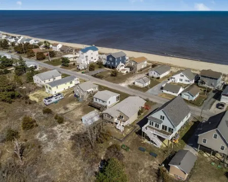 Escape to Our Spacious & Serene 3-Bedroom Home with Stunning Bay Views. Hotels in Milford