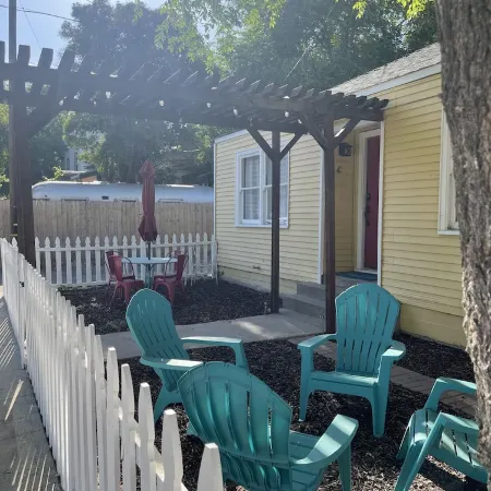 Charming Cottage Walking Distance to Downtown! 2 King beds and gas fire pit