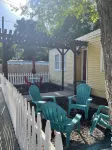 Charming Cottage Walking Distance to Downtown! 2 King beds and gas fire pit
