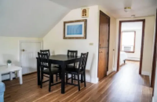 Balcony, Fully Fenced Yard, Sleep 4, Walk to Downtown