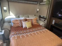 Luxe Farm-Stay w/ private animal sanctuary~10 min from city!