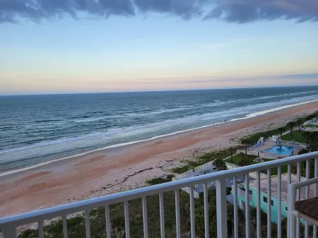 Bobby's oceanfront   2 king suites and bunk beds condo Отели рядом с достопримечательностью «Ormond Beach»