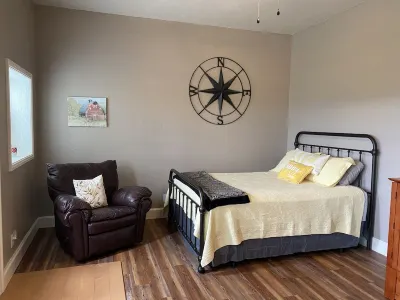 Modern Barn Apartment Hotel dekat Uptown Durant Center