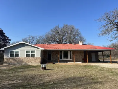 R&M Red Roof Cabin - family friendly, fishing, FUN Hotel dekat Uptown Durant Center