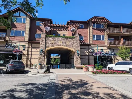 Riverstone Condo by Lake Cda~King Bed, Walk to Shops & Dining, Close to Downtown