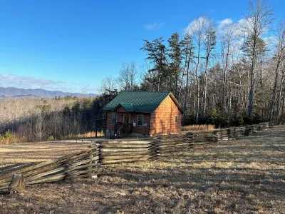 Secluded Romantic Escape near Fairy Stone State Park, Virginia Hotel dekat DeHart Park