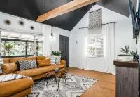 The Lookout: A Romantic Boho Getaway • A/C - Pet Friendly!