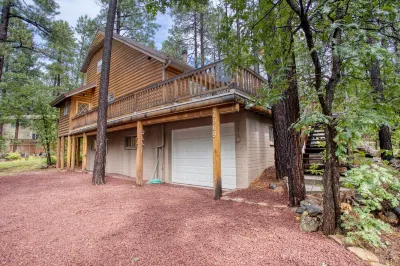 A cozy treehouse cabin in the heart of Pinetop.