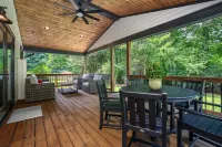 LUXURY FARMHOUSE, 2 Living spaces, Sleeps 12, PRIVATE in the mtns, 10min to town