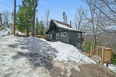 North Bay Lounge-NEW! Lake cabin: Gameroom and Lake Access! AC included Отели рядом с достопримечательностью «Библиотека Лейк Арроухед Бранч»