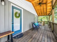 Pet-Friendly, Convenient Cabin Minutes from Downtown Hendersonville