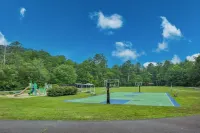 Designer 5-BDR Cabin with Big Views/Resort Access in Sapphire Valley