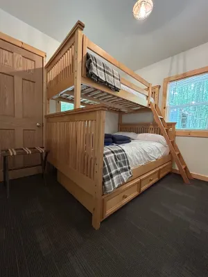 Cozy cabin just steps away from Upper Post Lake.  Pet friendly with a small fee!