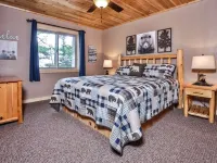 Nature's Edge: Lakefront Home - WiFi, Free Firewood, Generator, No Cleaning Fee! Hotels in St. Germain