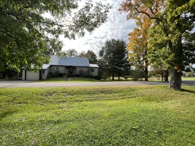 Pristine Waterfront Cottage on the Deer River Hotels near Three Rivers Kayak, Canoe Rental, and Indoor Golf Simulator
