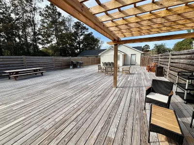 Private Oasis - Pool, 4Br, 3BA, Pet Friendly Home on 1 Acre Hotels near Public Beach Access