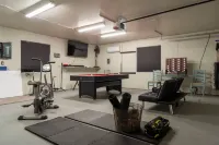 Hill top view stay- 9 mins from JTNP! Hottub-Game room-Firepit-Cowboy pool