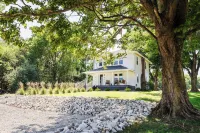 Charming 3-bedroom farmhouse in marvelous Greencastle near DePauw University Hotels in Greencastle