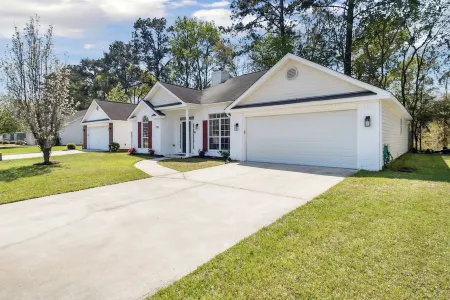 Boho Chic Retreat Savannah/Dog Friendly/3 BD/2 BATH Отели рядом с достопримечательностью «Спортивная площадка Стиплчейз»