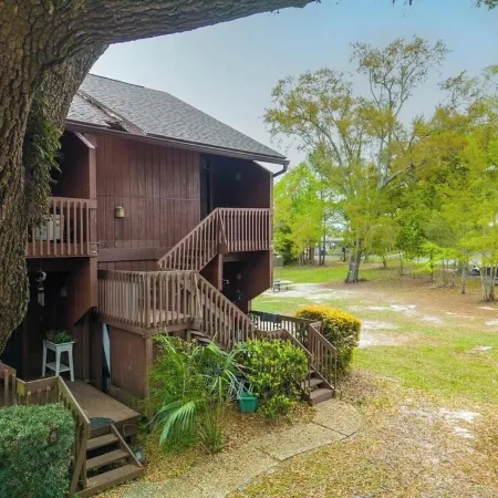 Cozy upstairs Studio Condo at Diamondhead overlooking the Lake & Country Club