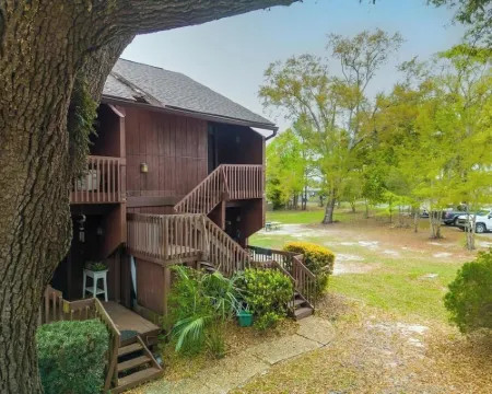 Cozy upstairs Studio Condo at Diamondhead overlooking the Lake & Country Club Hotels in Diamondhead