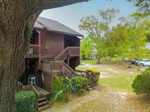 Cozy upstairs Studio Condo at Diamondhead overlooking the Lake & Country Club Hotels in Diamondhead