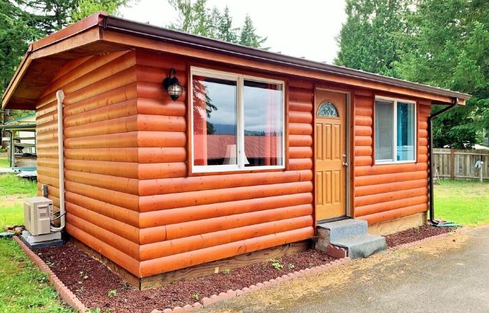 Lake Nahwatzel Resort, Cabin #2, Shared Dock just steps away! Now with WIFI!