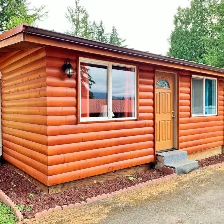 Lake Nahwatzel Resort, Cabin #2, Shared Dock just steps away! Now with WIFI!