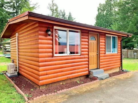 Lake Nahwatzel Resort, Cabin #2, Shared Dock just steps away! Now with WIFI!