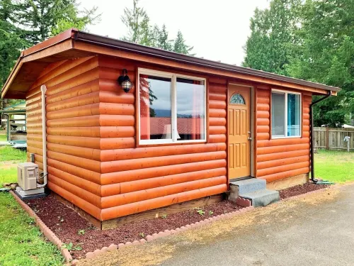 Lake Nahwatzel Resort, Cabin #2, Shared Dock just steps away! Now with WIFI!