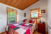 ROOSTERS REST w/ Hot Tub - Mountain Farm Getaway!!!