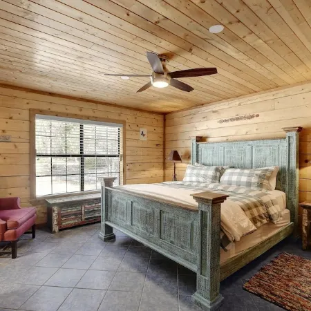Lonesome Dove - Spacious Log Cabin on 8 Acres, Ample Outdoor Amenities