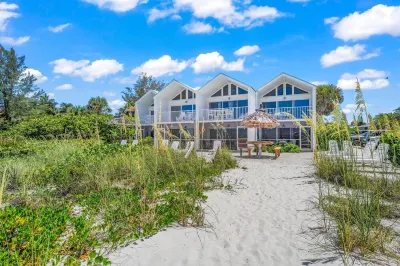 ~ Beachfront ~ Yes, That's Your View! ~ Fall/Winter Specials ~ Alvin's Island - Holmes Beach, FL 34217. #753附近的飯店