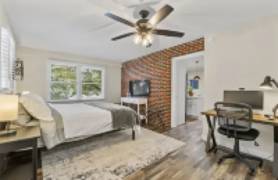 Swamp Rabbit Gateway | Walk to SRT and 7 min drive to Downtown 帕克酒店