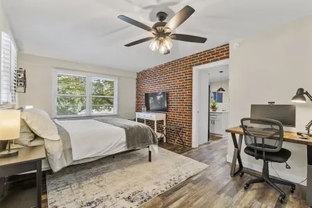 Swamp Rabbit Gateway | Walk to SRT and 7 min drive to Downtown Отели в г. Паркер