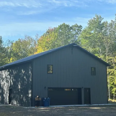Spacious cabin minutes from recreational trails & Round Lake