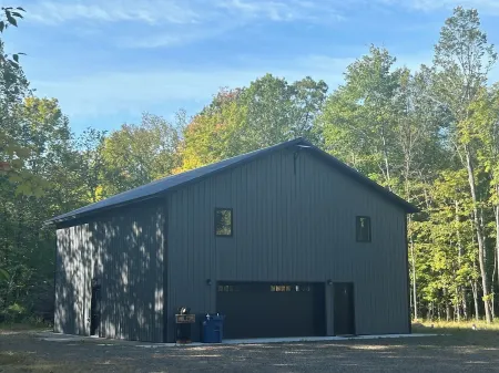 Spacious cabin minutes from recreational trails & Round Lake