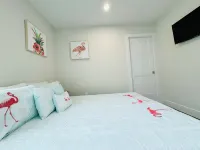 Beautiful NEW Beach Block Apartment - Walk Everywhere!